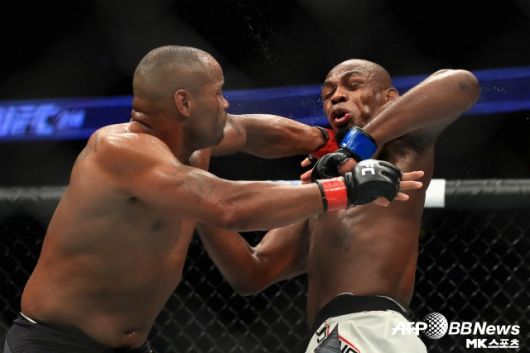 존스와 코미어의 자선 그래플링 매치가 성사된다면 그들에게는 3번째 맞대결이 될 것이다. 옥타곤에서 1, 2차 대전을 치렀다. 다만 마무리가 좋지 않았다. 사진=AFPBBNews=News1