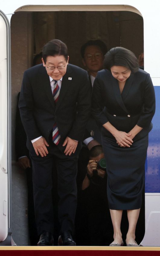 주요 20개국(G20) 정상회의 참석을 계기로 아프리카·중동 4개국 순방을 마친 이재명 대통령과 김혜경 여사가 26일 성남 서울공항에 도착한 공군 1호기에서 환영객들에게 인사하고 있다. [연합뉴스]