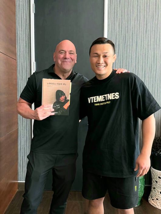 데이나 화이트 UFC 회장이 2025년 9월 미국 네바다주 Contender Series 시즌9 6주차 오디션 개최를 앞두고 찾아온 ‘코리안 좀비’ 정찬성과 기념 촬영을 하고 있다. 정찬성은 UFC 활동 기간 부인이 직접 찍은 사진으로 만든 화보를 선물했다. 이미지@koreanzombiemma