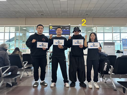 아시안게임 주짓수 동메달리스트 황명세(가장 왼쪽) IBJJF 월드마스터 챔피언 한경우(왼쪽에서 두 번째) IBJJF 콸라룸푸르오픈 챔피언 오주환(오른쪽에서 두 번째) 2019 대한민국 주짓수 국가대표 신옥조(가장 오른쪽)이 출국 전 공항에서 기념 촬영을 하고 있다. 사진=뽀빠이연합의원KMMA파이터에이전시 제공
