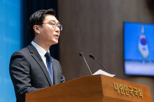 여성 비서관 성추행 의혹에 휩싸인 장경태 더불어민주당 의원이 30일 서울 여의도 국회 소통관에서 입장을 밝히고 있다. [뉴스1]