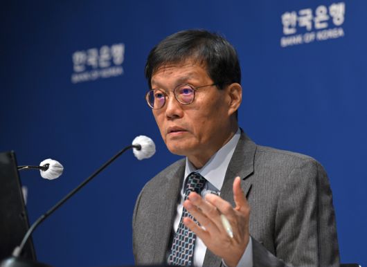 이창용 한국은행 총재가 지난 27일 서울 중구 한국은행에서 열린 기자간담회에서 발언하고 있다. 그는 이날 “젊은 분들이 해외에 투자를 많이 해서 물어봤더니 답이 ‘쿨하잖아요’ 이렇게 딱 나오더라”며 “이게 무슨 유행처럼 커지는 게 걱정”이라고 말했다. [연합뉴스]