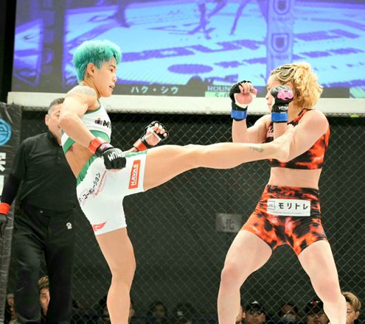 2022 라이진 여자 49㎏ 월드그랑프리 준우승자 박시우가 2025년 11월 일본 도쿄 뉴피어홀 DEEP JEWELS 51 코-메인이벤트에서 기타무라 사키(28·일본)를 공격하고 있다. 사진=DEEP事務局