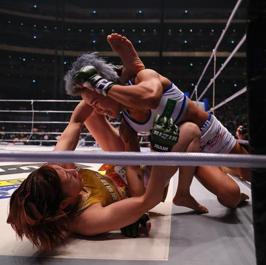 박시우가 2022년 12월 일본 사이타마 슈퍼 아레나 관중 2만3661명이 보는 가운데 라이진 여자 49㎏ 월드그랑프리 결승전 상위 포지션에서 챔피언 이자와 세이카를 공격하고 있다. 사진=RIZIN FF