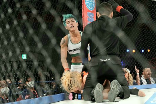 2022 라이진 여자 49㎏ 월드그랑프리 준우승자 박시우가 2025년 11월 일본 도쿄 뉴피어홀 DEEP JEWELS 51 코-메인이벤트 2라운드 3분 22초 펀치 TKO승을 거두고 있다. 사진=DEEP事務局