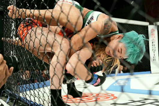 2022 라이진 여자 49㎏ 월드그랑프리 준우승자 박시우가 2025년 11월 일본 도쿄 뉴피어홀 DEEP JEWELS 51 코-메인이벤트에서 기타무라 사키(28·일본)한테 매달리고 있다. 사진=DEEP事務局