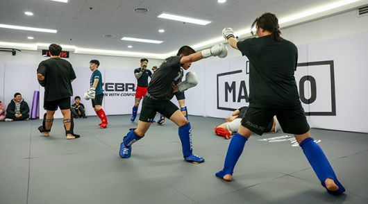 2025년 12월1일 경기도 수원시 영통구에 로드FC 가맹 체육관 ‘망포MMA’ 오픈 첫날 조정훈 관장을 축하해주기 위해 모인 손님들이 합동 훈련을 하고 있다. 사진=FINAL FLASH 박종혁 작가