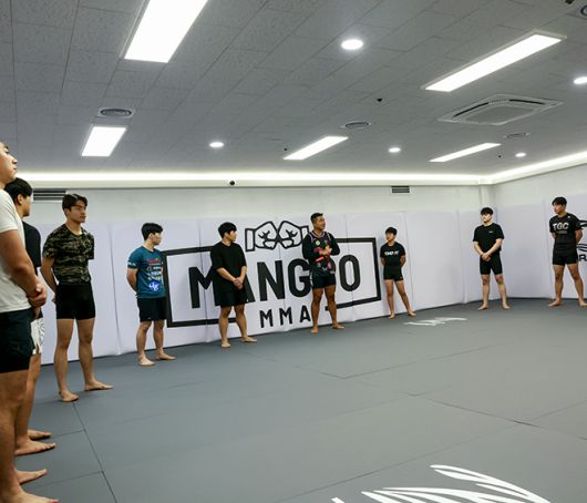 2025년 12월1일 경기도 수원시 영통구에 로드FC 가맹 체육관 ‘망포MMA’ 오픈 첫날 조정훈 관장을 축하해주기 위해 모인 손님들이 합동 훈련을 하고 있다. 사진=FINAL FLASH 박종혁 작가