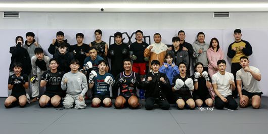 2025년 12월1일 경기도 수원시 영통구에 로드FC 가맹 체육관 ‘망포MMA’ 오픈 첫날 여자 종합격투기 아톰급 세계랭킹 2위 출신 이예지를 비롯한 조정훈 관장을 축하해주기 위해 모인 손님들이 합동 훈련 후 단체 촬영을 하고 있다. 사진=FINAL FLASH 박종혁 작가