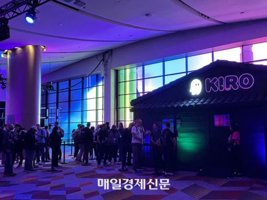 ‘아마존웹서비스(AWS) 리인벤트 2025’의 AI 코딩 에이전트 ‘키로(KIRO)’ 부스를 체험해보려는 방문객들이 줄을 서 있다. [사진 = 안선제 기자]