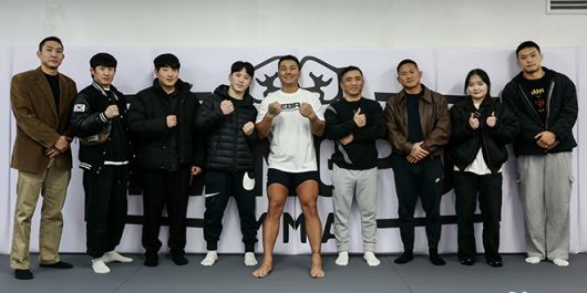 2025년 12월1일 경기도 수원시 영통구에 로드FC 가맹 체육관 ‘망포MMA’ 오픈 첫날 조정훈 관장을 축하해주기 위해 모인 손님들이 합동 훈련 전 기념 촬영을 하고 있다. 사진=FINAL FLASH 박종혁 작가