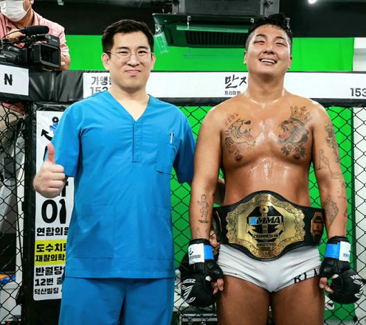 팀금천 조정훈이 2025년 8월26일 KMMA 라이트헤비급 챔피언 등극 기념 촬영을 하고 있다. 사진=FINAL FLASH 박종혁 작가