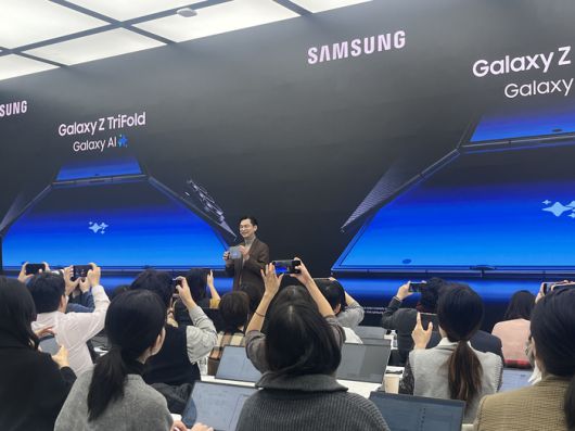 임성택 삼성전자 한국총괄장 부사장이 갤럭시 Z 트라이폴드 제품을 선보이고 있다. [안서진 기자]