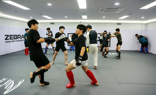 2025년 12월1일 경기도 수원시 영통구에 로드FC 가맹 체육관 ‘망포MMA’ 오픈 첫날 조정훈 관장을 축하해주기 위해 모인 손님들이 합동 훈련을 하고 있다. 사진=FINAL FLASH 박종혁 작가