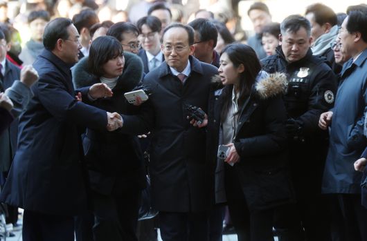 추경호 국민의힘 의원이 2일 서울 서초구 서울중앙지방법원에서 열린 구속 전 피의자 심문(영장실질심사)에 출석, 동료 의원의 응원을 받고 있다. [공동취재단, 연합뉴스]