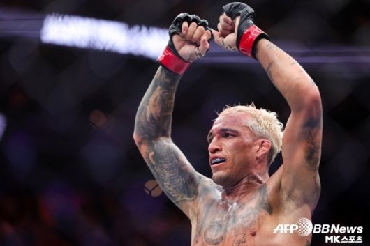 올리베이라는 “이 경기는 반드시 성사될 것이다. 나도 원하고 할러웨이도 원하며 여러분도 원하고 있다”고 말했다. 그러면서 “우리는 지금 계약을 기다리고 있다. 내 생각에는 3월이나 4월 정도가 될 것 같다. 곧 소식이 전해질 거라고 기대한다. 그 게시물이 올라왔다는 것만으로도 뭔가 다가오고 있다는 뜻일 것이다. 지금은 아니더라도 곧 말이다”라고 덧붙였다. 사진=AFPBBNews=News1