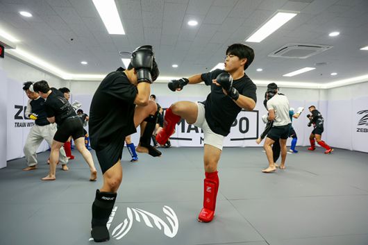 2025년 12월1일 경기도 수원시 영통구에 로드FC 가맹 체육관 ‘망포MMA’ 오픈 첫날 조정훈 관장을 축하해주기 위해 모인 손님들이 합동 훈련을 하고 있다. 사진=FINAL FLASH 박종혁 작가