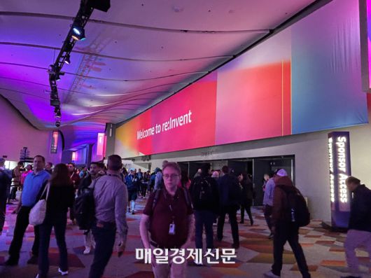 1일(현지시간) ‘아마존웹서비스(AWS) 리인벤트 2025’ 전시관 앞이 방문객들로 북적이고 있다. [사진 = 안선제 기자]