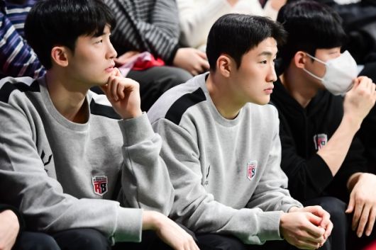 문유현은 아직 KBL 정식 데뷔하지 않았으나 벌써 많은 관심을 받고 있다. 수원 kt 문정현의 동생이라는 점, 그리고 ‘만리장성’을 무너뜨린 대한민국을 상대로 뛰어난 모습을 보여준 점은 큰 기대를 받기에 충분했다. 사진=KBL 제공