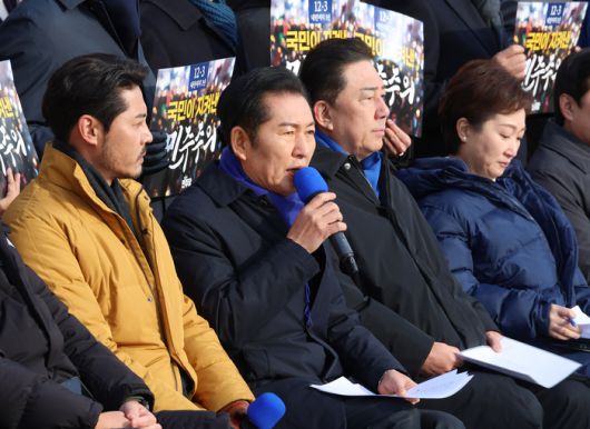 정청래 더불어민주당 대표가 3일 서울 여의도 국회 본청 계단에서 열린 ‘12.3 내란 저지 1년’ 현장 최고위원회의에서 발언하고 있다. [연합뉴스]