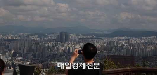 서울 남산에서 바라본 도심에 아파트가 즐비하다. 2025.10.19 [이승환기자]