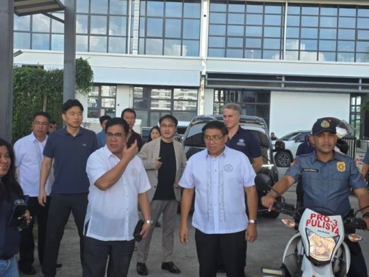 필리핀 범죄단지를 둘러보는 주필리핀 한국대사관과 필리핀·유엔 당국자들
연합뉴스.