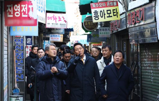 오세훈 서울시장(앞줄 가운데)이 4일 종묘 경관 훼손 논란이 일고 있는 서울 종로구 세운재정비 촉진지구를 둘러보고 있다. [연합뉴스]