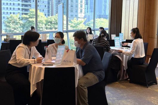크리에이트립 대만 의료설명회에서 현지 고객과 한국 의료진이 상담을 진행하고 있는 모습./사진=크리에이트립 제공