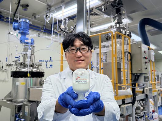SK이노베이션 환경과학기술원 소속 연구원이 LFP 배터리 재활용 기술을 통해 회수한 탄산리튬(Li₂CO₃)을 소개하고 있다. SK이노베이션