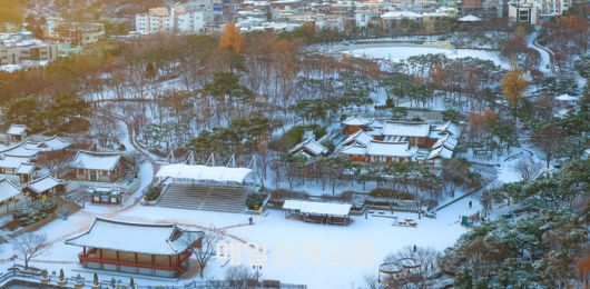 서울에 많은 첫 눈이 내린 다음 날인 5일 오전 매일경제사옥에서 바라본 남산골 한옥마을이 하얀 눈으로 덮여 있다. 2025.12.05[이충우기자]