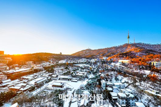 서울에 많은 첫 눈이 내린 다음 날인 5일 오전 매일경제사옥에서 바라본 남산골 한옥마을이 하얀 눈으로 덮여 있다. 2025.12.05[이충우기자]
