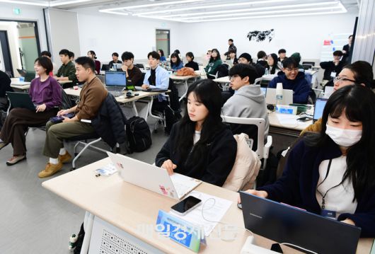 매경미디어 NEXT AI 해커톤 참가자들이 주제 설명을 듣고 있다. <강영국 기자>