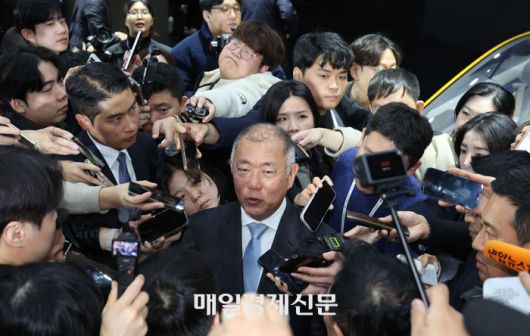 정의선 현대차그룹 회장이 5일 경기 용인 기아 비전스퀘어에서 열린 기아 80주년 기념식을 마친 뒤 이동하며 취재진의 질문에 답변하고 있다. 2025.12.5[이승환기자]