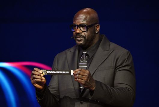 NBA 레전드 샤킬 오닐이 포트 2 추첨에서 한국을 뽑고 있다. 사진= REUTERS= 연합뉴스 제공