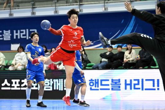 사진 SK호크스 장동현이 슛을 던지는 장면, 사진 제공=한국핸드볼연맹