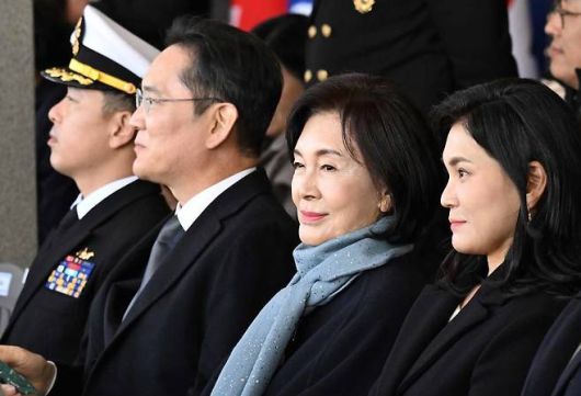 이재용 삼성전자 회장과 홍라희 전 삼성미술관 리움 관장, 이서현 삼성물산 사장이 지난달 28일 오후 경남 창원시 진해구 해군사관학교에서 열린 ‘제139기 해군사관후보생 임관식’에 참석했다. [뉴스1]