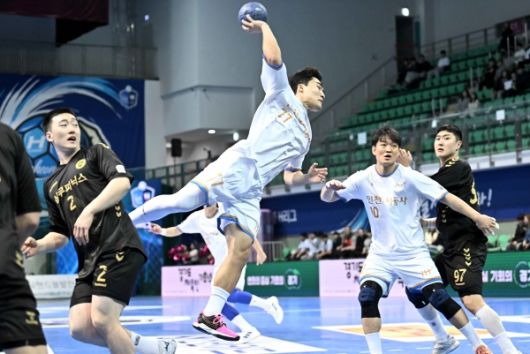 사진 인천도시공사 김락찬이 점프슛을 던지고 있다