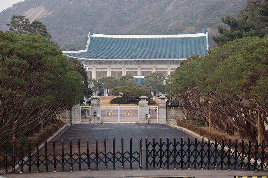 강훈식 대통령 비서실장이 7일 "대통령실은 용산 시대를 뒤로하고 대통령이 원래 있어야 할 청와대로 이전하겠다"며 청와대 복귀 계획을 밝혔다. 청와대는 지난달까지 환경 정비와 정보통신 공사가 마무리됐으며, 식당 같은 지원 시설은 지난 3일 이사를 시작했다. 일반적인 업무 시설은 크리스마스쯤이면 이사가 마무리될 전망이다. 대통령실 복귀 예정인 청와대 앞 정문이 굳게 닫혀 있다.  한주형 기자