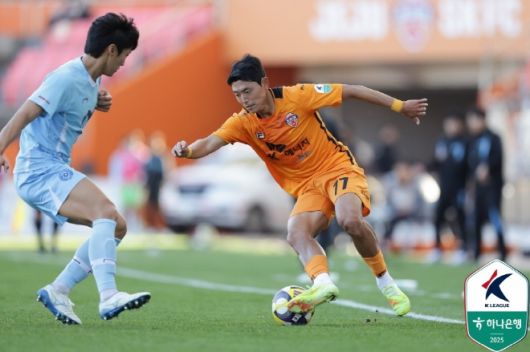 김승섭(사진 오른쪽). 사진=한국프로축구연맹