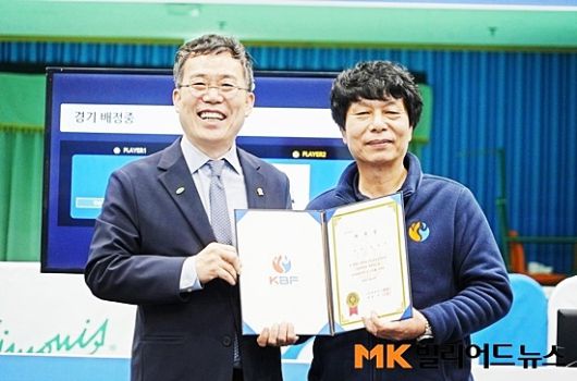 대한당구연맹은 11월 공개모집을 통해 장동석 심판을 신임 심판위원장으로 선임했다. 강원도 양구 대한체육회장배 대회장에서 대한당구연맹 서수길 회장(왼쪽)이 신임 장동석 심판위원장과 기념촬영하고 있다.