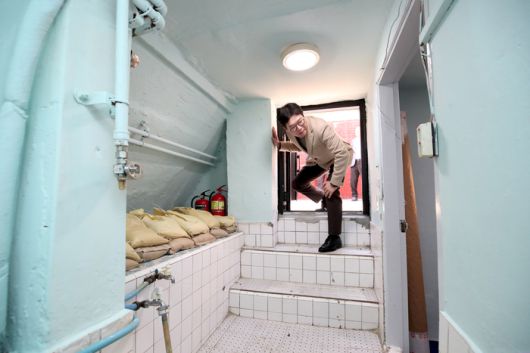 지난 2023년 성동구 용답동 내 한 반지하 가구 점검에 나섰던 정원오 구청장. [성동구]