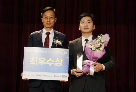 10일 서울 중구 매경미디어센터에서 열린 제5회 대한민국 벤처 스타트업 특허대상 시상식에서 김용선 지식재산처 처장(왼쪽)과 최우수상 수상자 이치원 메디인테크 대표가 기념촬영을 하고 있다. <김호영 기자>