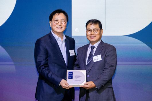 DL이앤씨 박상신 대표(왼쪽)와 태일씨앤티 조왕래 소장.