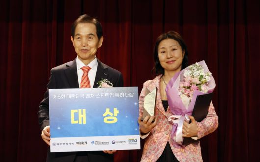 10일 서울 중구 매경미디어센터에서 열린 제5회 대한민국 벤처 스타트업 특허대상 시상식에서 이광형 국가지식재산위원회 위원장(왼쪽)과 대상 수상자 김현정 에스엠디솔루션 대표가 기념촬영을 하고 있다. <김호영 기자>