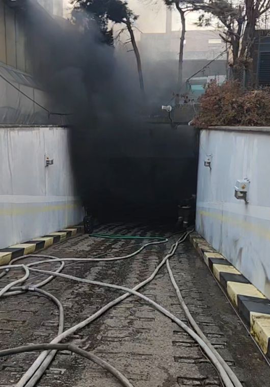 인천시 부평구 부평동 주상복합아파트 화재 현장. [인천소방본부]