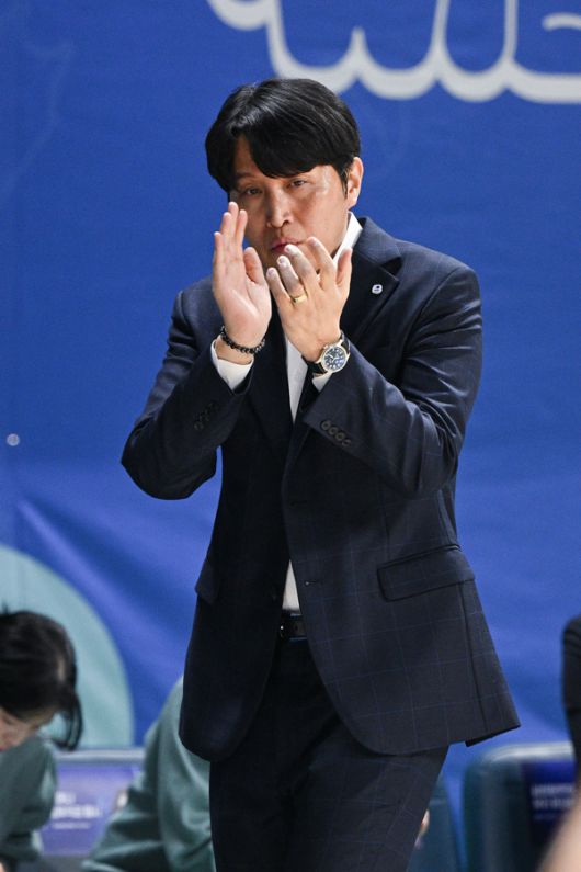 위성우 감독은 시즌 첫 연승을 기록했다. 사진 제공= WKBL
