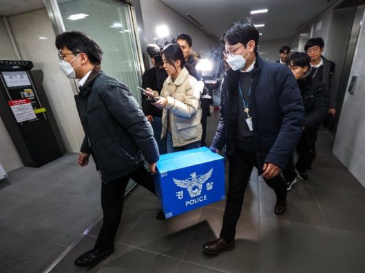 지난 9일 오후 압수수색이 진행중인 송파구 쿠팡 본사에서 경찰 관계자들이 상자를 들고 나서고 있다. [연합뉴스]