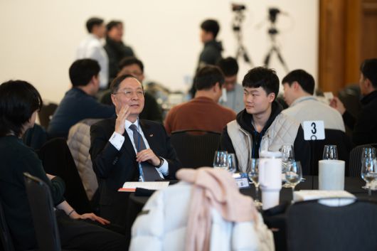 8일(현지시간) 강대임 UST 총장이 미국 인디애나주 웨스트 라피옛에 위치한 퍼듀대에서 열린 ‘한·미 연구 교류협력간담회’에서 현지 연구자들과 대화를 나누고 있다.[사진=창의재단]