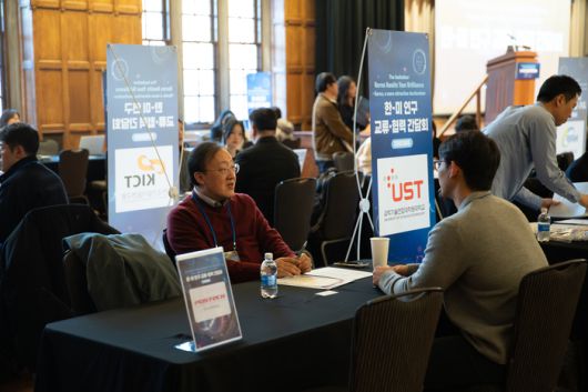 8일(현지시간) 미국 인디애나주 웨스트 라피옛에서 열린 ‘한-미 연구 교류협력간담회’에서 현지연구자들이 한국에서 방문한 대학·연구소 리더급 연구자들과 채용 등에 대해 상담하고 있다.[사진=창의재단]
