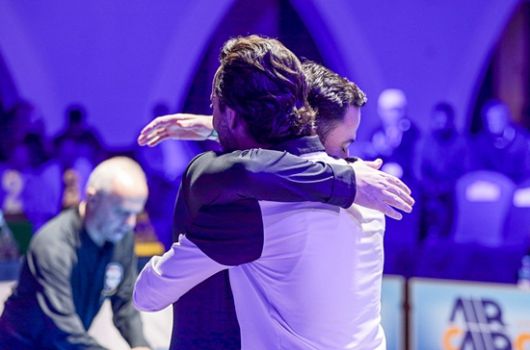 개인 첫 3쿠션월드컵 우승을 놓고 경기 내내 팽팽히 맞섰던 카라쿠르트와 시돔이 결승전이 끝난 후 포옹하며 서로 격려해주고 있다. (사진=SOOP)